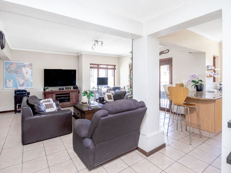 Stylish Single-Level Home with Pool, Solar Power & Private Garden - Photo 9