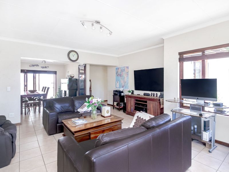 Stylish Single-Level Home with Pool, Solar Power & Private Garden - Photo 7