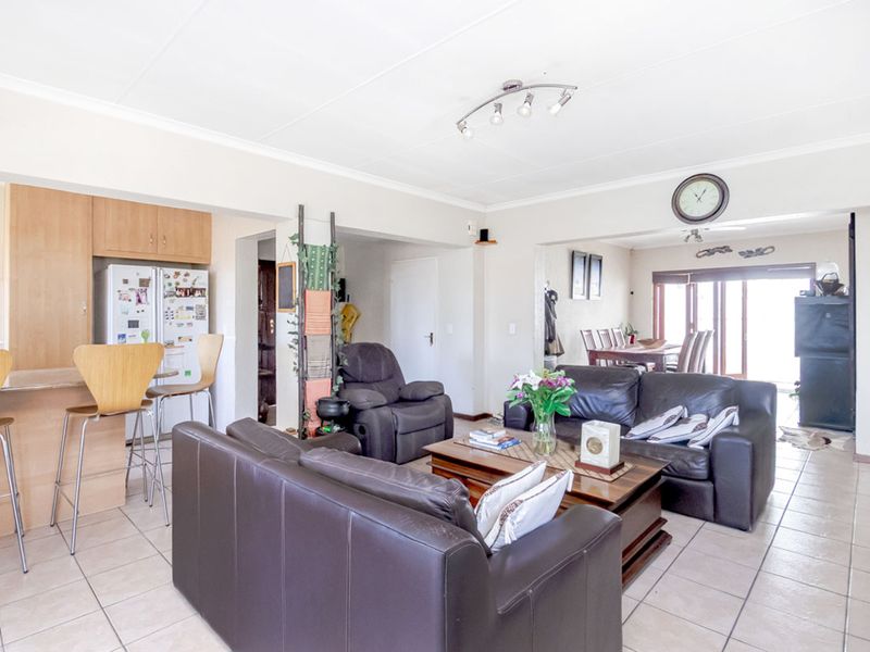 Stylish Single-Level Home with Pool, Solar Power & Private Garden - Photo 6