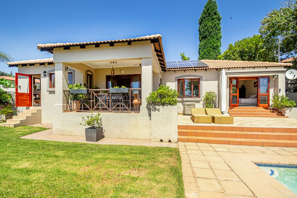 Stylish Single-Level Home with Pool, Solar Power & Private Garden - Photo 3