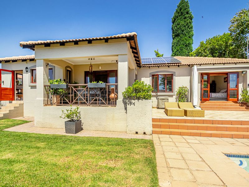 Stylish Single-Level Home with Pool, Solar Power & Private Garden - Photo 3