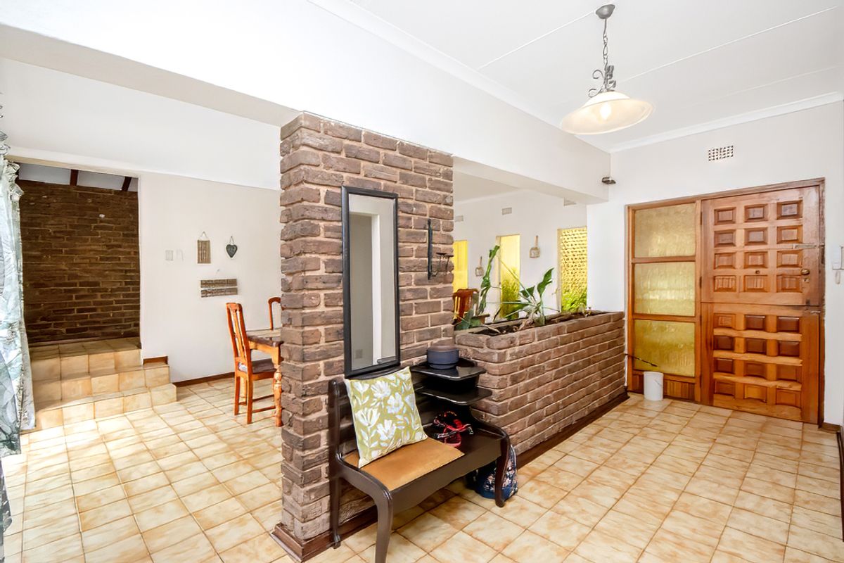 Spacious Family Home with Flatlet in a Quiet Cul-de-Sac - Photo 5