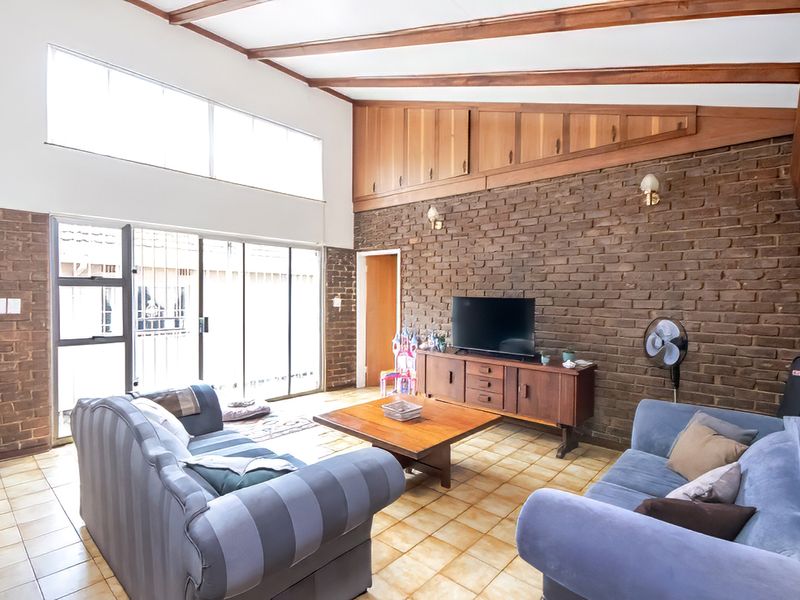 Spacious Family Home with Flatlet in a Quiet Cul-de-Sac - Photo 7