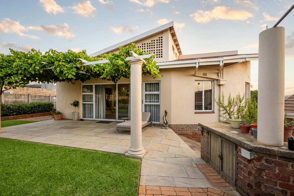 Spacious Family Home with Flatlet in a Quiet Cul-de-Sac - Photo 2