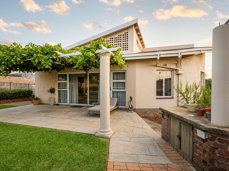 Spacious Family Home with Flatlet in a Quiet Cul-de-Sac - Photo 2