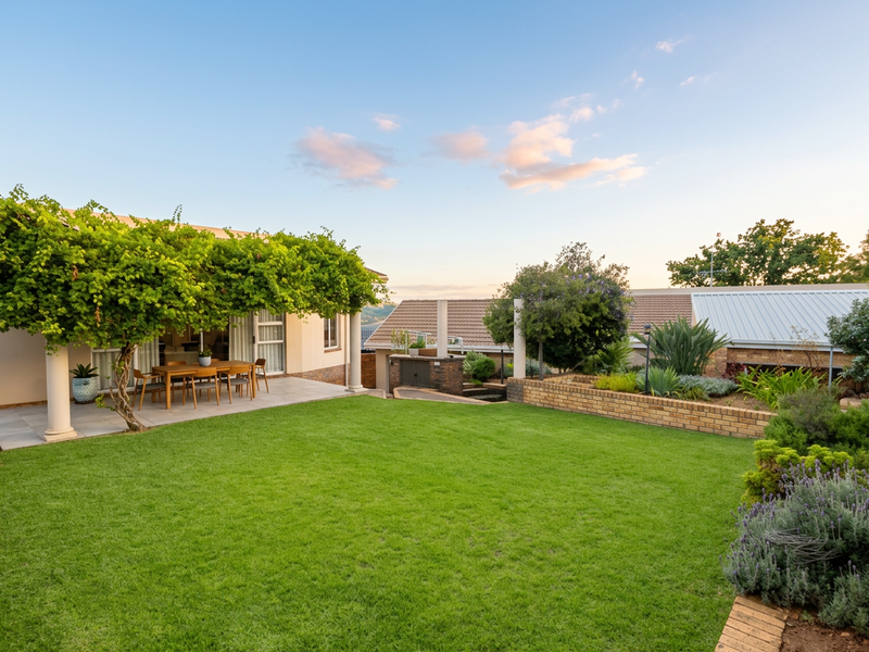 Spacious Family Home with Flatlet in a Quiet Cul-de-Sac - Photo 3