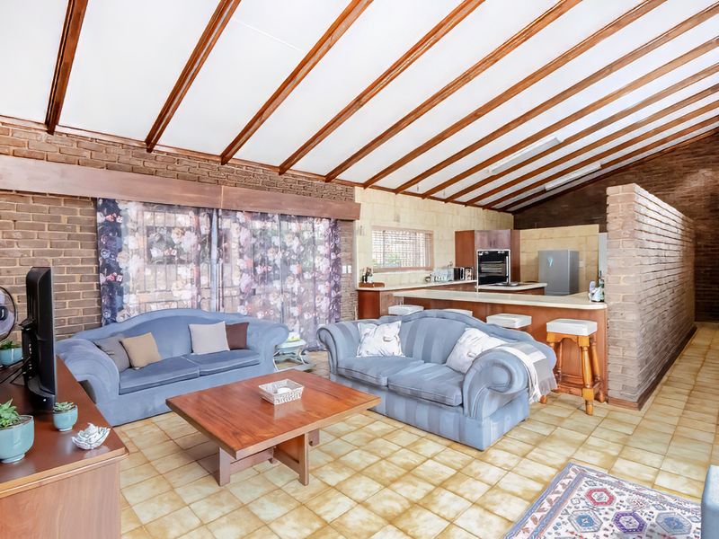 Spacious Family Home with Flatlet in a Quiet Cul-de-Sac - Photo 6