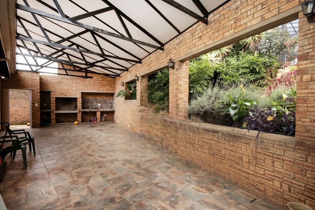 Spacious Family Home with Flatlet in a Quiet Cul-de-Sac - Photo 4