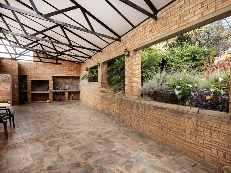 Spacious Family Home with Flatlet in a Quiet Cul-de-Sac - Photo 4