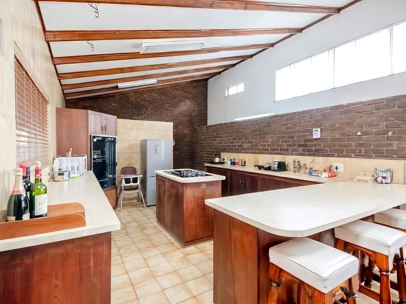 Spacious Family Home with Flatlet in a Quiet Cul-de-Sac - Photo 8