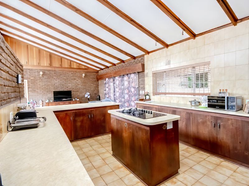 Spacious Family Home with Flatlet in a Quiet Cul-de-Sac - Photo 9