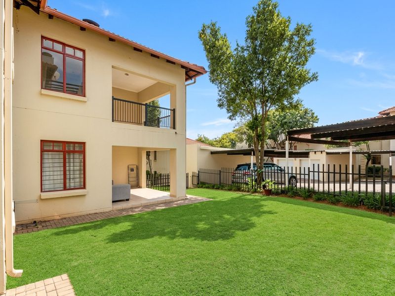 Two bedroom apartment insecure complex, St Peter's Place, with lock-up garage - Photo 2