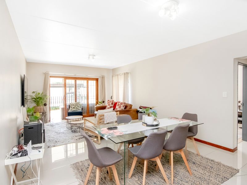 Two bedroom apartment insecure complex, St Peter's Place, with lock-up garage - Photo 4