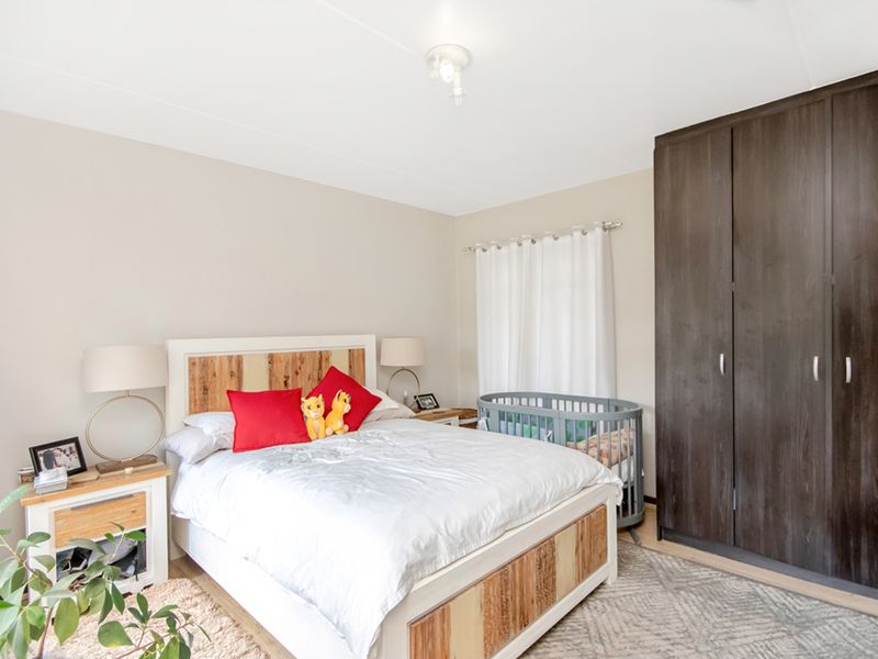 Two bedroom apartment insecure complex, St Peter's Place, with lock-up garage - Photo 10