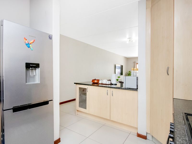 Two bedroom apartment insecure complex, St Peter's Place, with lock-up garage - Photo 9