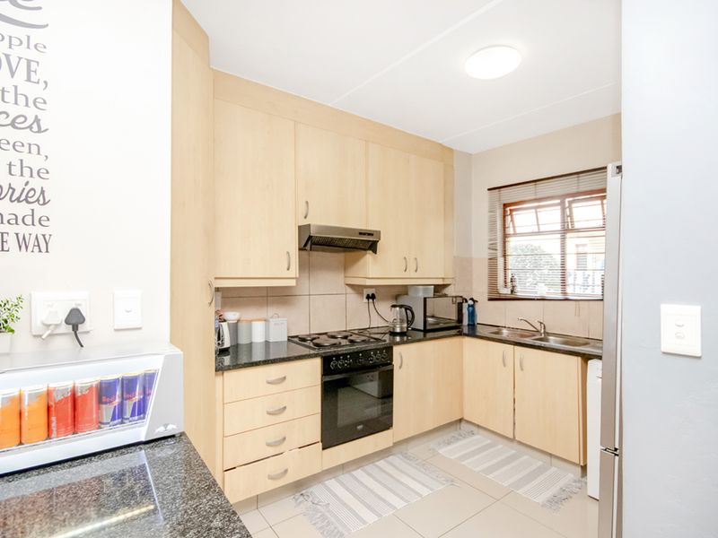 Two bedroom apartment insecure complex, St Peter's Place, with lock-up garage - Photo 6