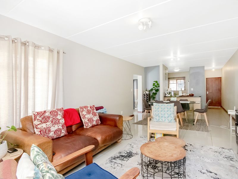 Two bedroom apartment insecure complex, St Peter's Place, with lock-up garage - Photo 3