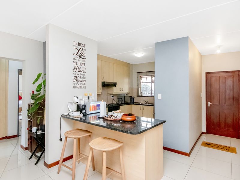 Two bedroom apartment insecure complex, St Peter's Place, with lock-up garage - Photo 8