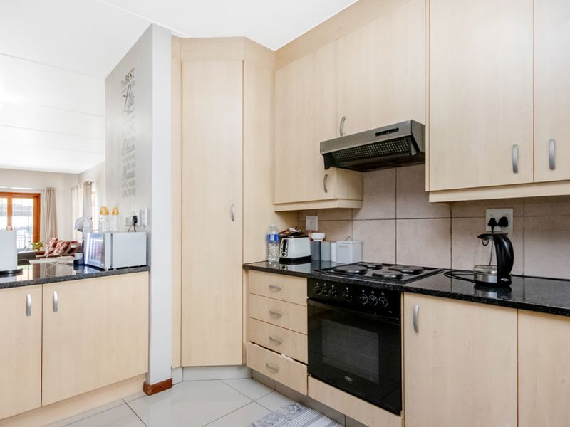 Two bedroom apartment insecure complex, St Peter's Place, with lock-up garage - Photo 7