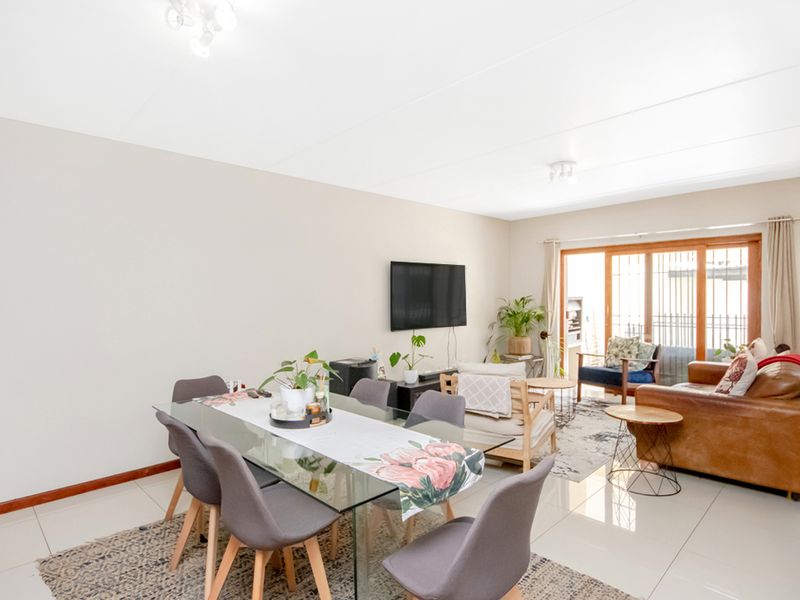Two bedroom apartment insecure complex, St Peter's Place, with lock-up garage - Photo 5