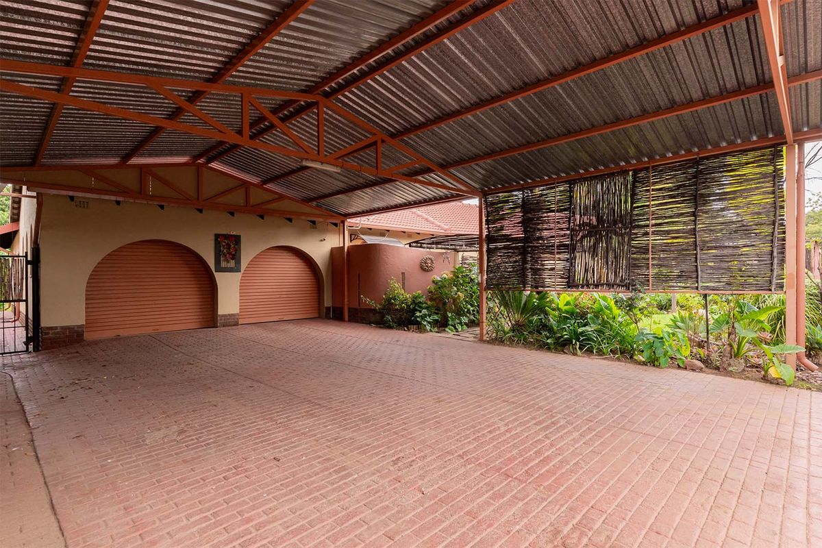 Your Dream Home Awaits in Bonaero Park Neat as a pin! - Photo 4