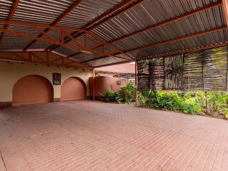 Your Dream Home Awaits in Bonaero Park Neat as a pin! - Photo 4