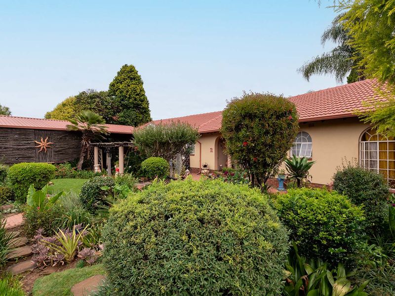 Your Dream Home Awaits in Bonaero Park Neat as a pin! - Photo 10