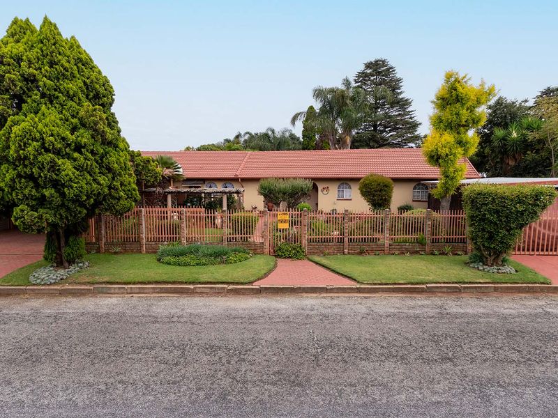 Your Dream Home Awaits in Bonaero Park Neat as a pin! - Photo 5