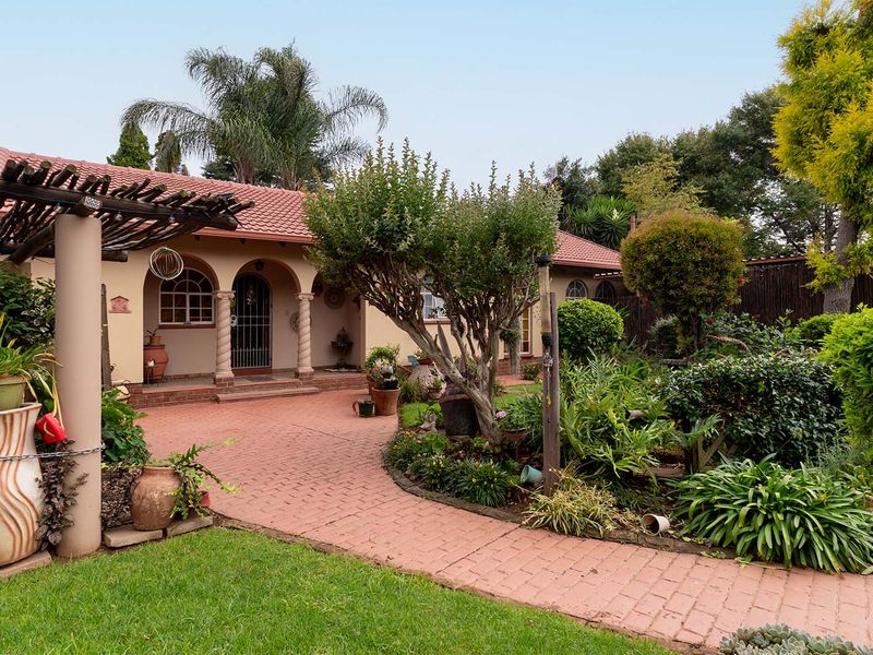 Your Dream Home Awaits in Bonaero Park Neat as a pin! - Photo 8