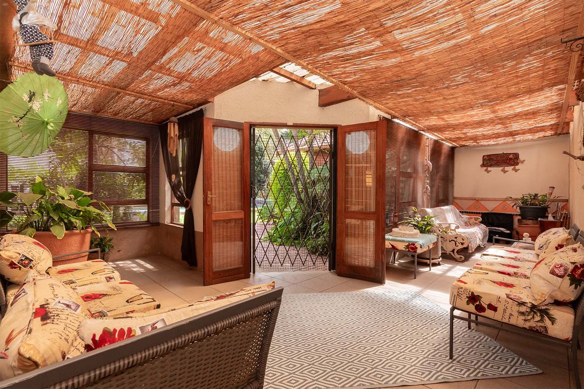 Your Dream Home Awaits in Bonaero Park Neat as a pin! - Photo 2