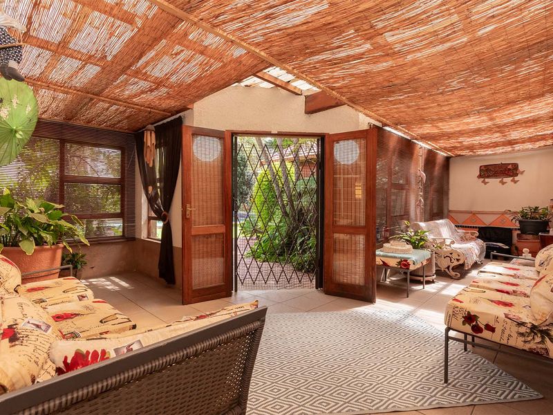 Your Dream Home Awaits in Bonaero Park Neat as a pin! - Photo 2