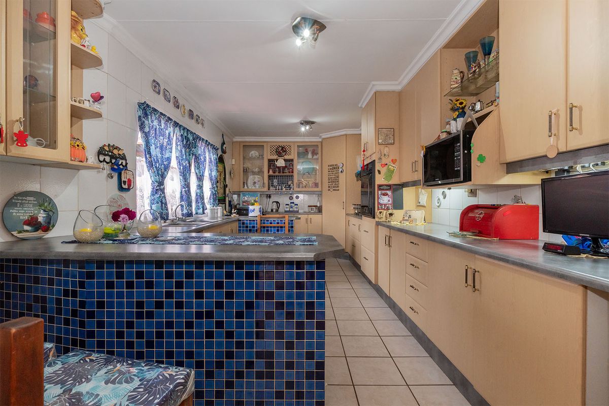 Your Dream Home Awaits in Bonaero Park Neat as a pin! - Photo 3