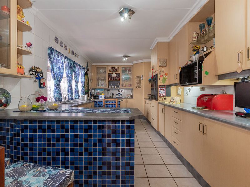 Your Dream Home Awaits in Bonaero Park Neat as a pin! - Photo 3