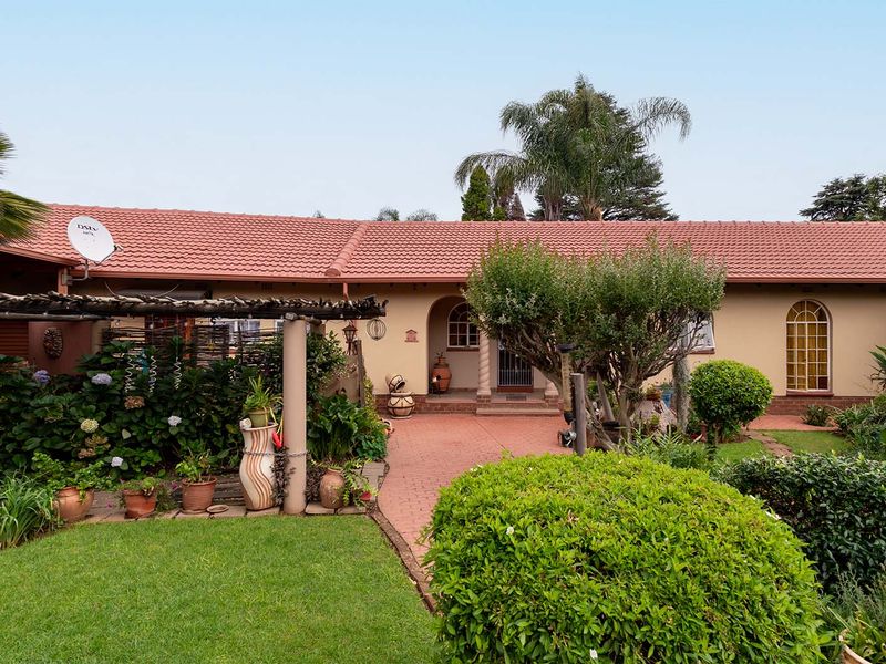 Your Dream Home Awaits in Bonaero Park Neat as a pin! - Photo 9