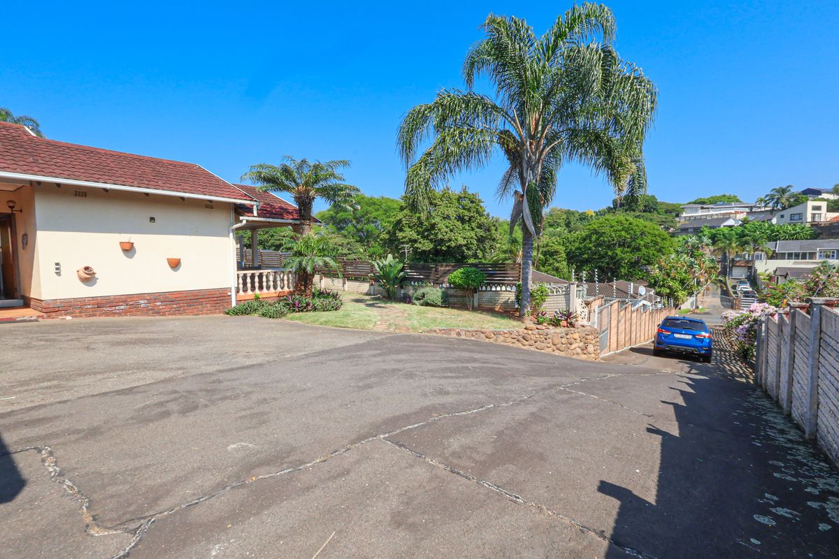 Spacious Three Bedroom, Two Bathroom House in sought after neighbourhood - Photo 3