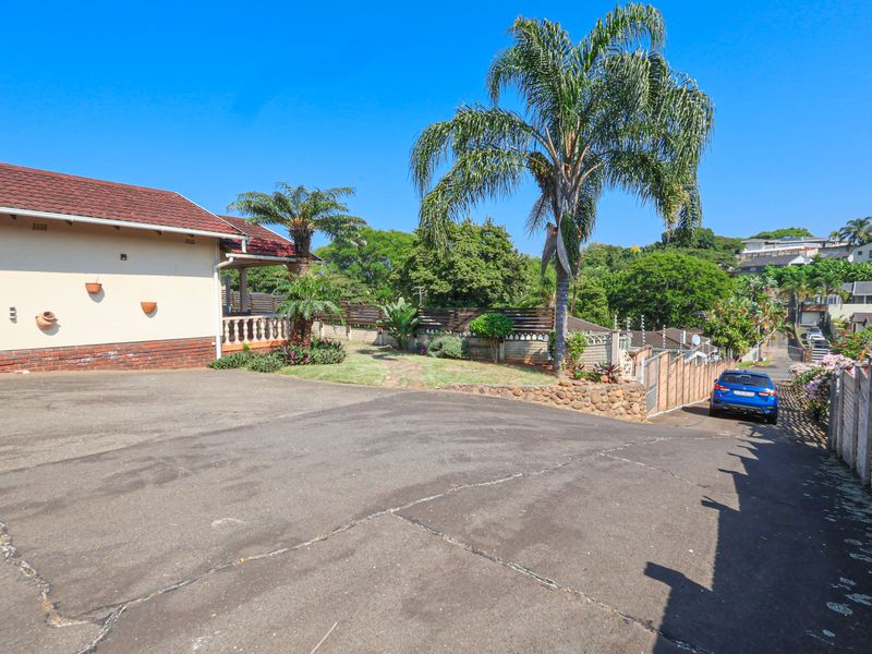 Spacious Three Bedroom, Two Bathroom House in sought after neighbourhood - Photo 3