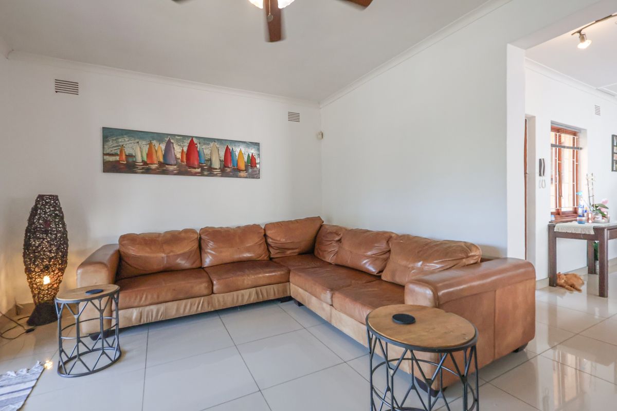 Spacious Three Bedroom, Two Bathroom House in sought after neighbourhood - Photo 5