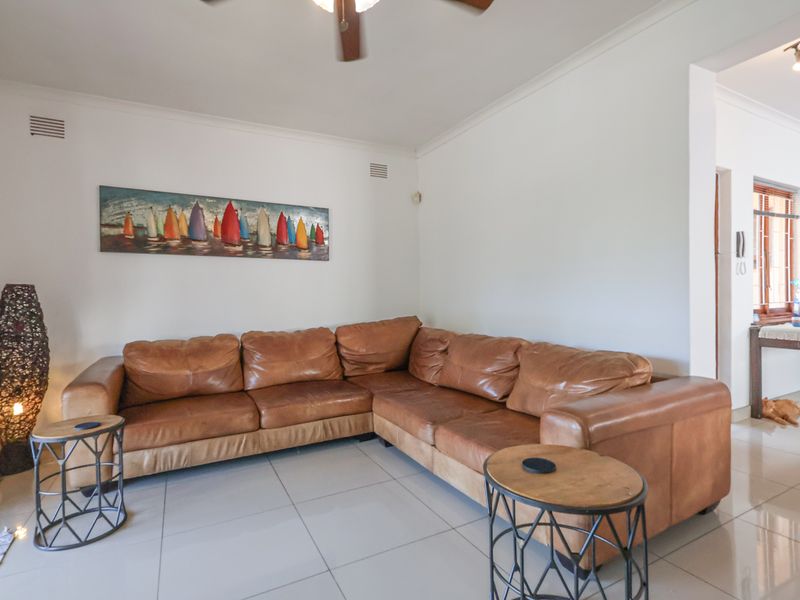 Spacious Three Bedroom, Two Bathroom House in sought after neighbourhood - Photo 5