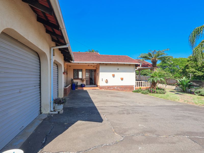 Spacious Three Bedroom, Two Bathroom House in sought after neighbourhood - Photo 2