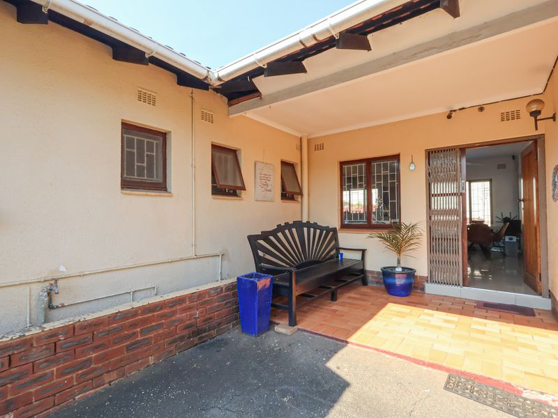 Spacious Three Bedroom, Two Bathroom House in sought after neighbourhood - Photo 4