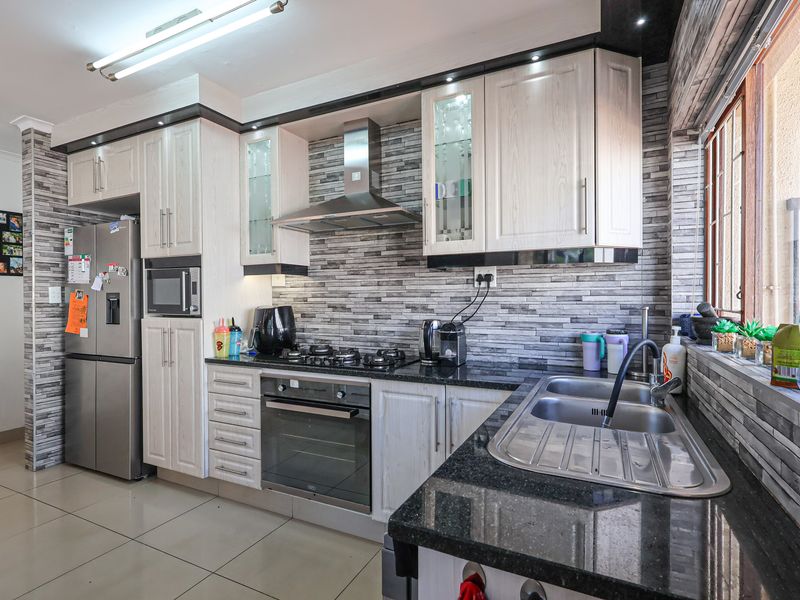 Spacious Three Bedroom, Two Bathroom House in sought after neighbourhood - Photo 10