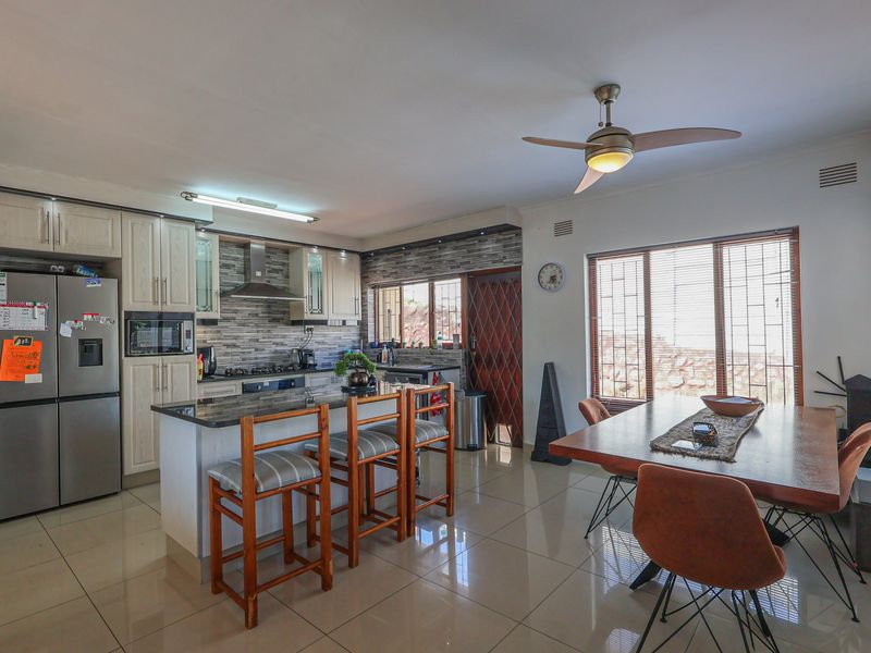 Spacious Three Bedroom, Two Bathroom House in sought after neighbourhood - Photo 8