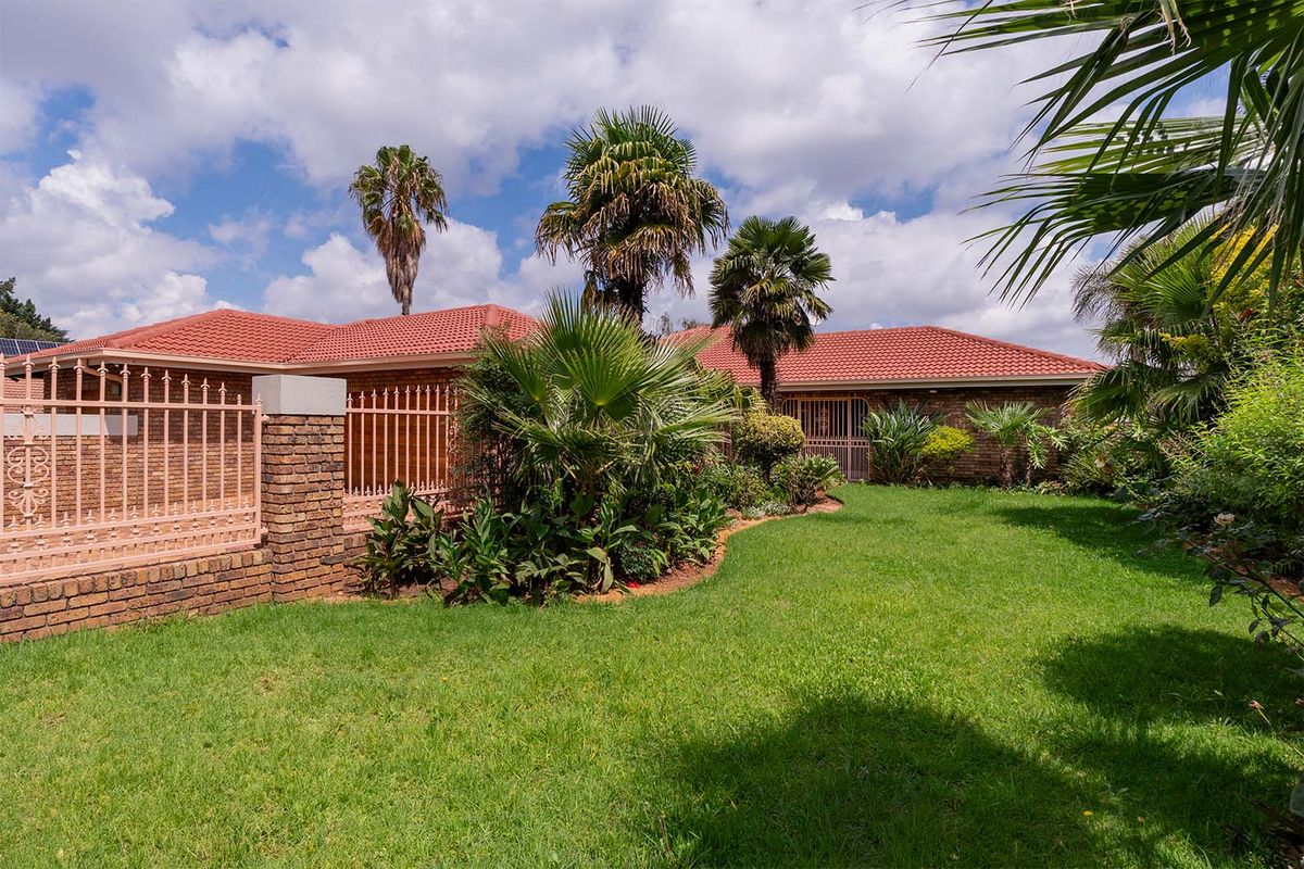 Beautiful Family Home in Sought-After Bartlett - Photo 4