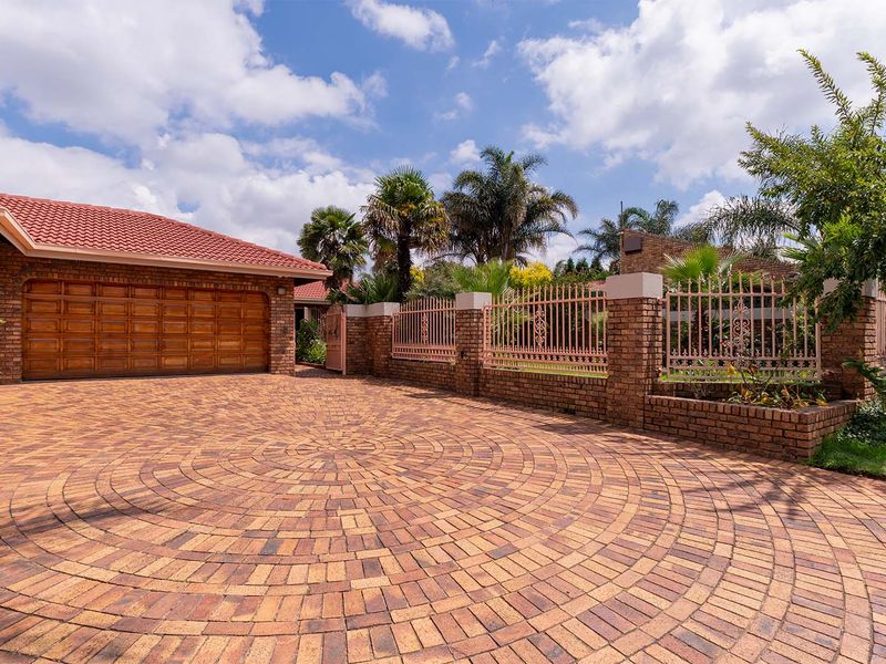 Beautiful Family Home in Sought-After Bartlett - Photo 3