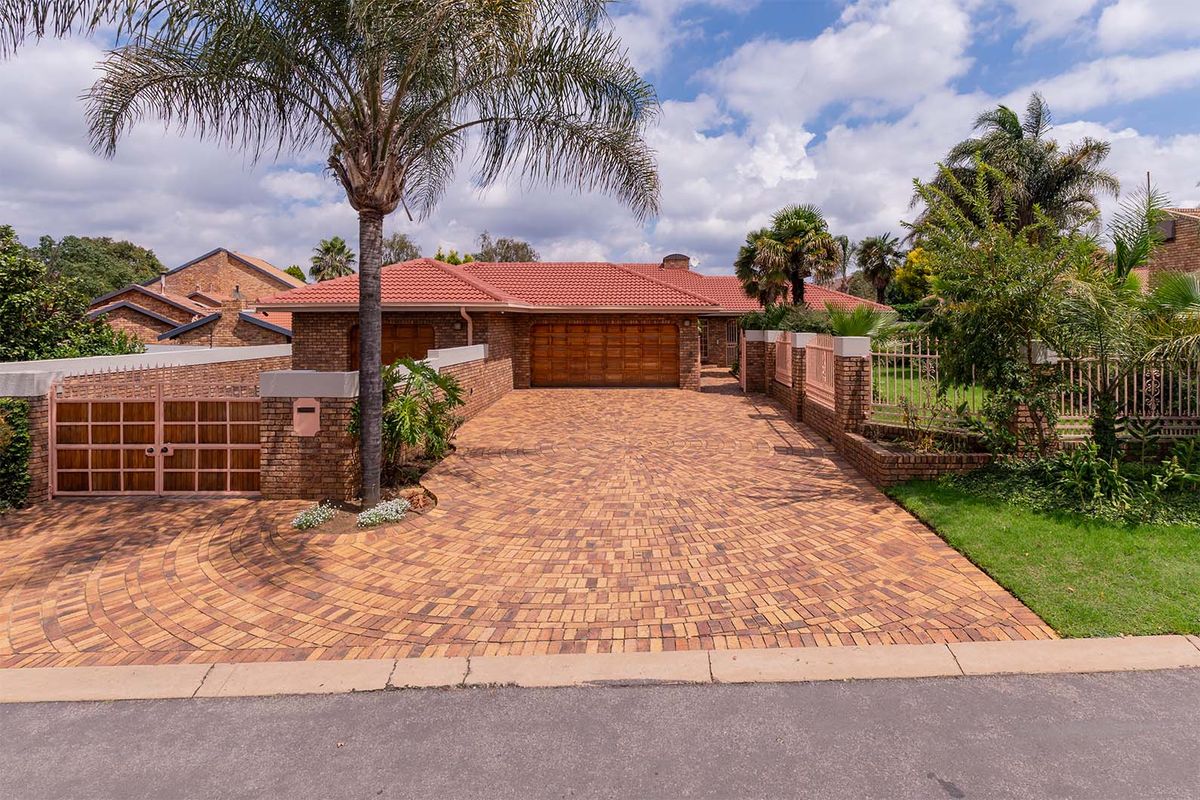 Beautiful Family Home in Sought-After Bartlett - Photo 2