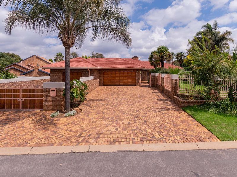 Beautiful Family Home in Sought-After Bartlett - Photo 2