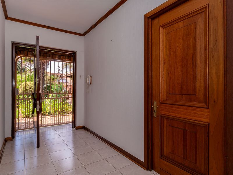 Beautiful Family Home in Sought-After Bartlett - Photo 10