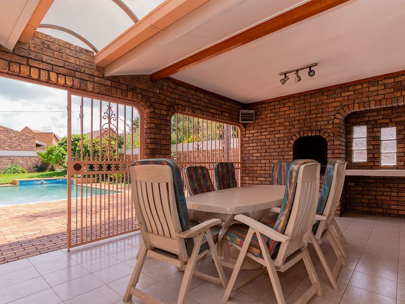 Beautiful Family Home in Sought-After Bartlett - Photo 9