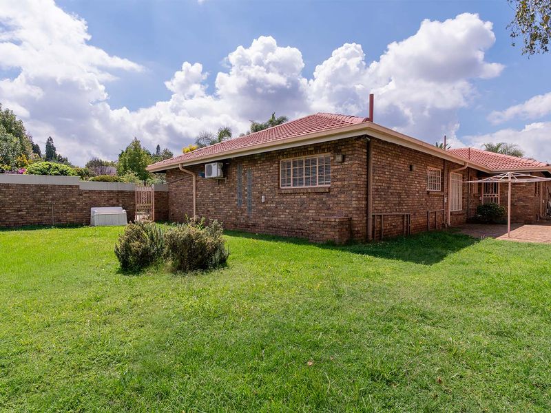 Beautiful Family Home in Sought-After Bartlett - Photo 8