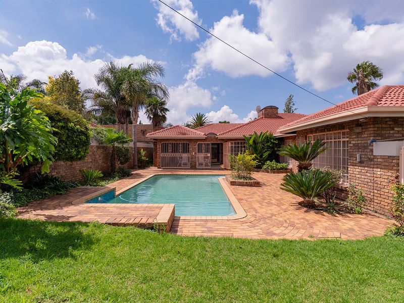 Beautiful Family Home in Sought-After Bartlett - Photo 7